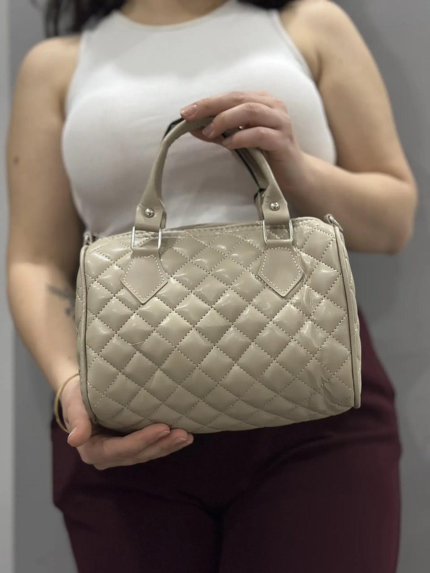 Zarif Kapitone Mini El Çantası – Şık & Günlük Kullanıma Uygun Bej