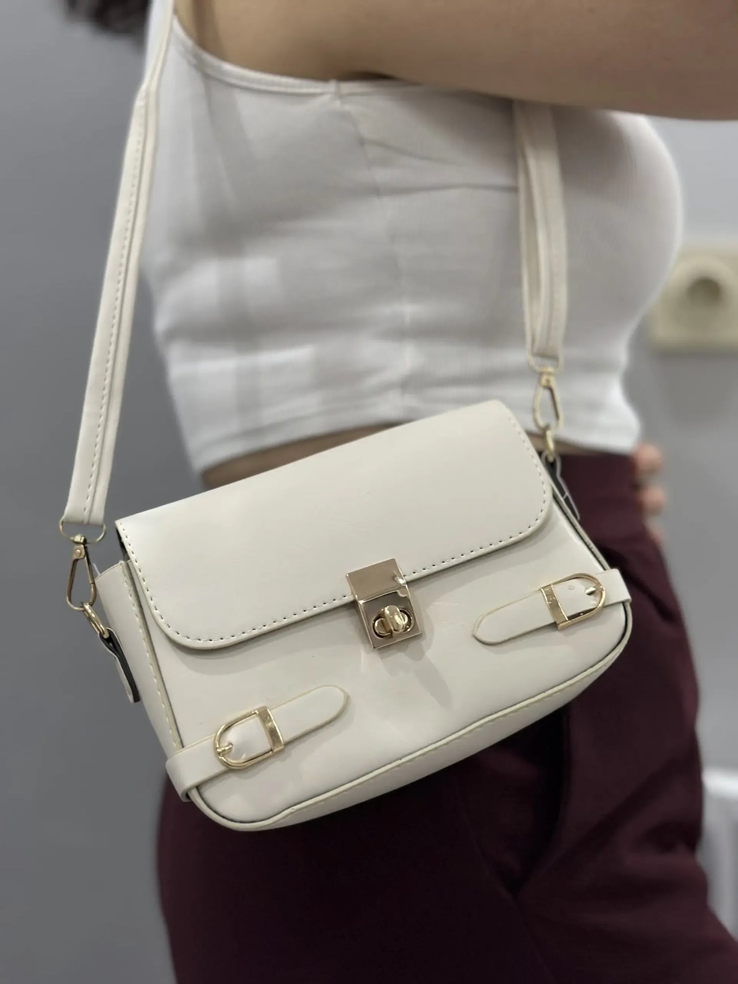 Tokalı Kapaklı Çapraz Çanta - Günlük Şıklık ve Kalite | Bej/Krem Rengi