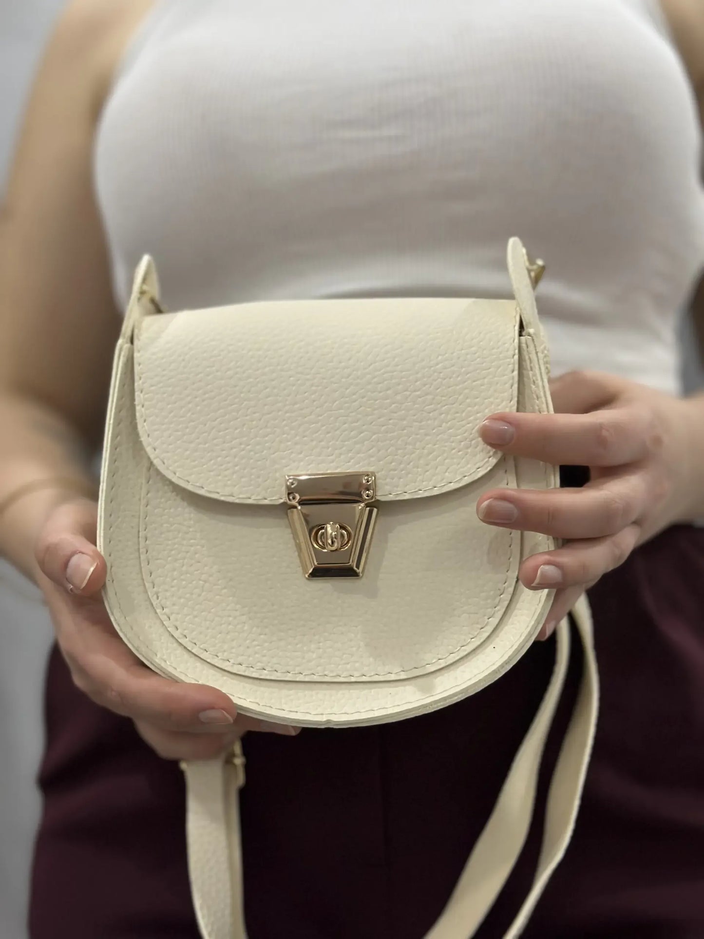 Klasik Tokalı Omuz Çantası - Elegans ve Şıklık | Bej/Krem Rengi