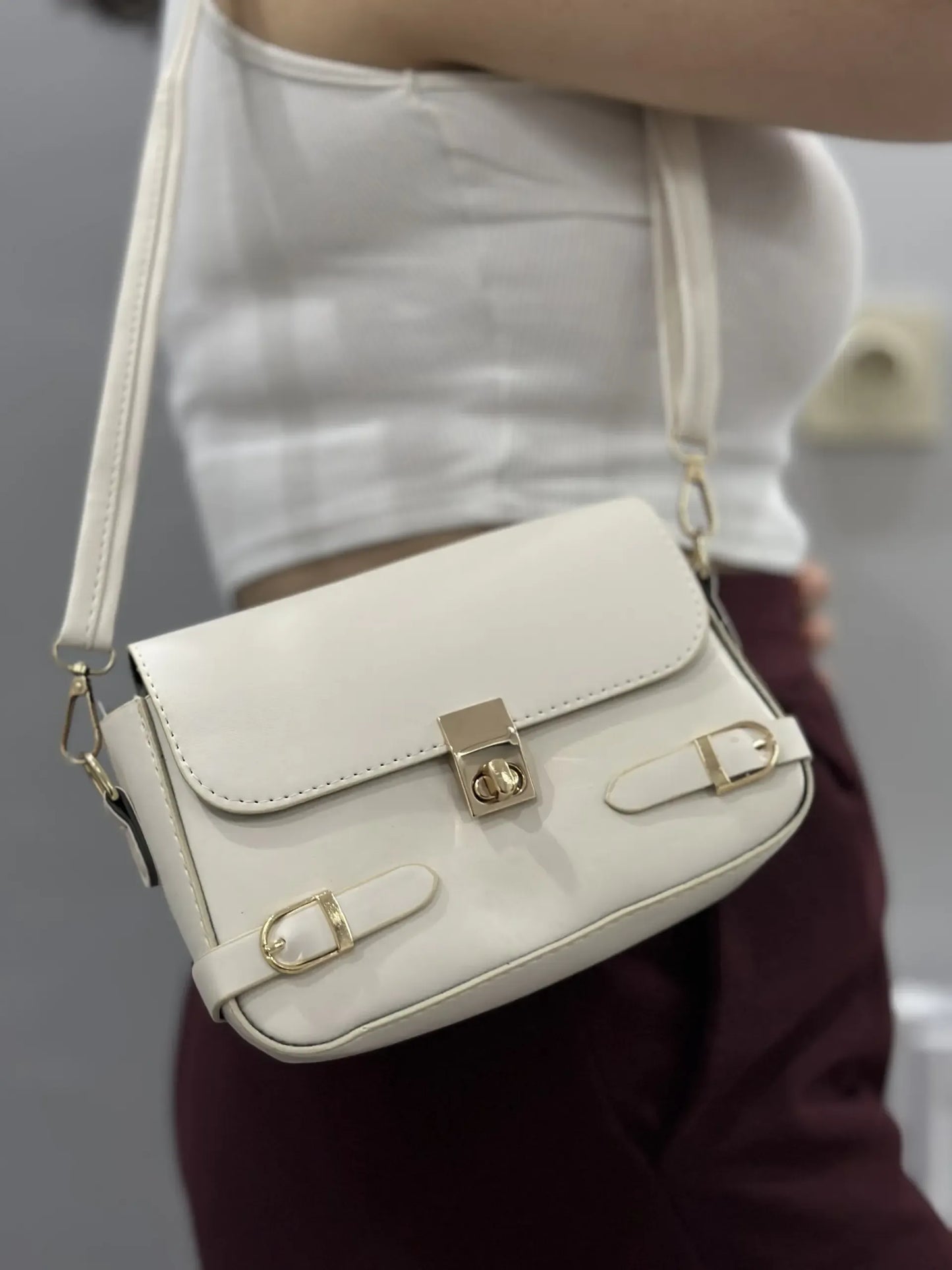 Tokalı Kapaklı Çapraz Çanta - Günlük Şıklık ve Kalite | Bej/Krem Rengi