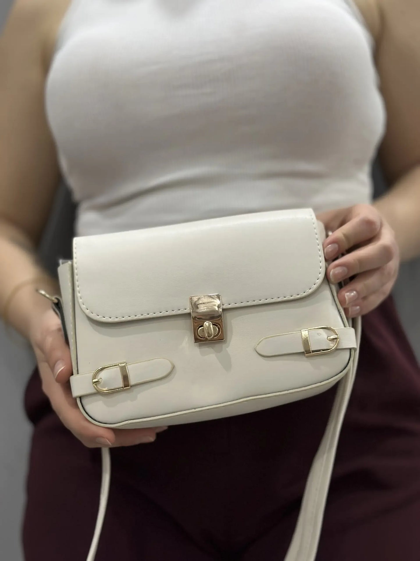 Tokalı Kapaklı Çapraz Çanta - Günlük Şıklık ve Kalite | Bej/Krem Rengi