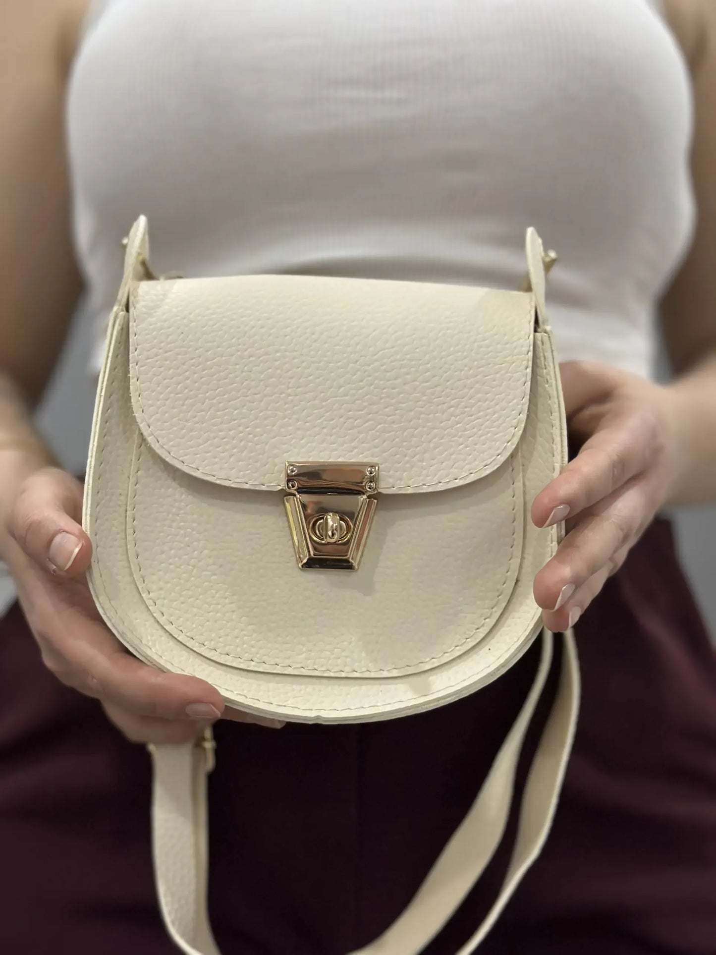 Klasik Tokalı Omuz Çantası - Elegans ve Şıklık | Bej/Krem Rengi